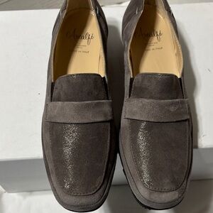 Amalfi Rangoni Firenze women’s Taupe Suede Slip-On Loafers. Made in Italy. NWOT